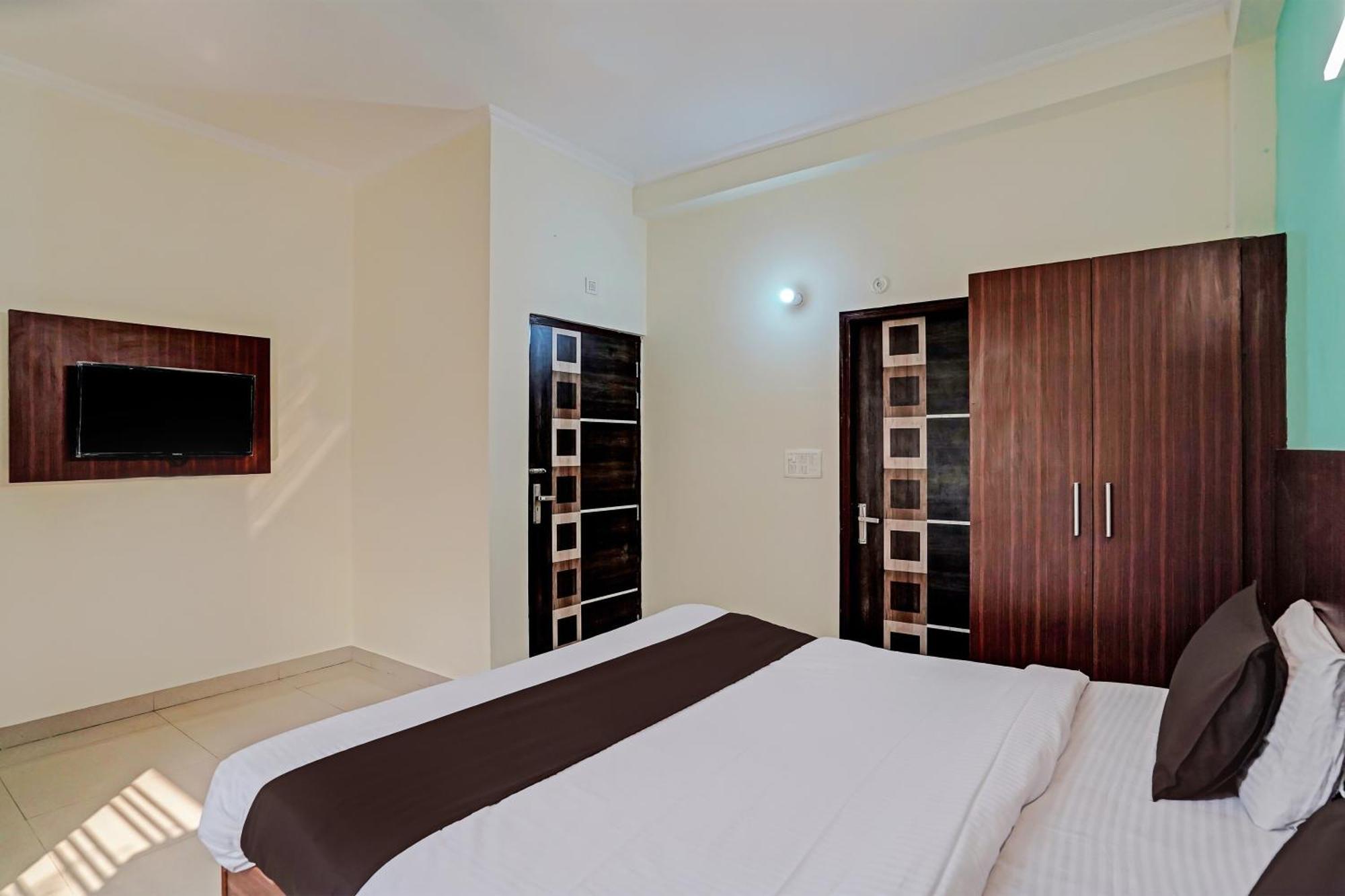 Hotel O Golden Imperial Велика Нойда Екстер'єр фото