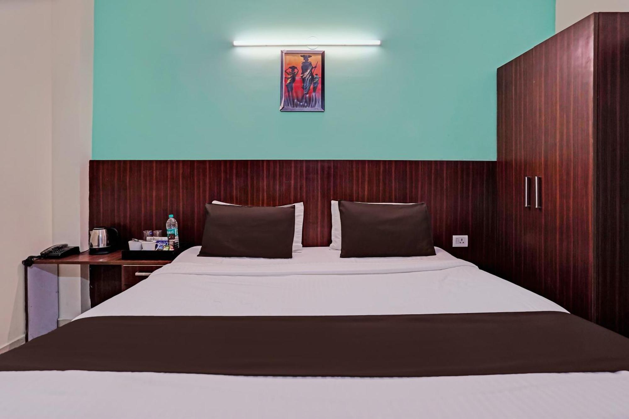 Hotel O Golden Imperial Велика Нойда Екстер'єр фото